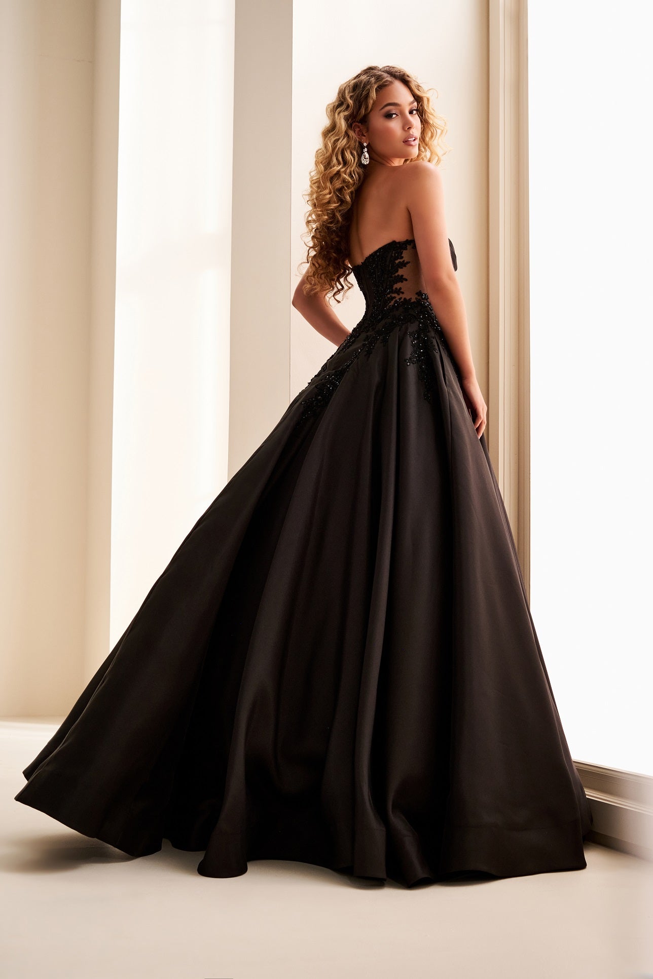 Ellie Wilde Gown EW37082