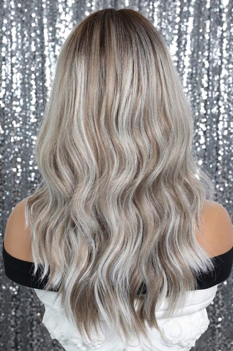 Mitzi in Frosted Ash | 20" Wavy Wig