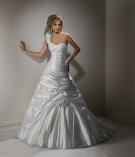 Load image into Gallery viewer, Maggie Sottero Wedding Gown A3475SS